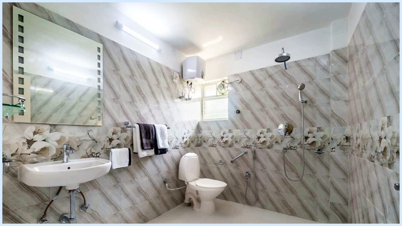 Large-AC-Suite-bathroom